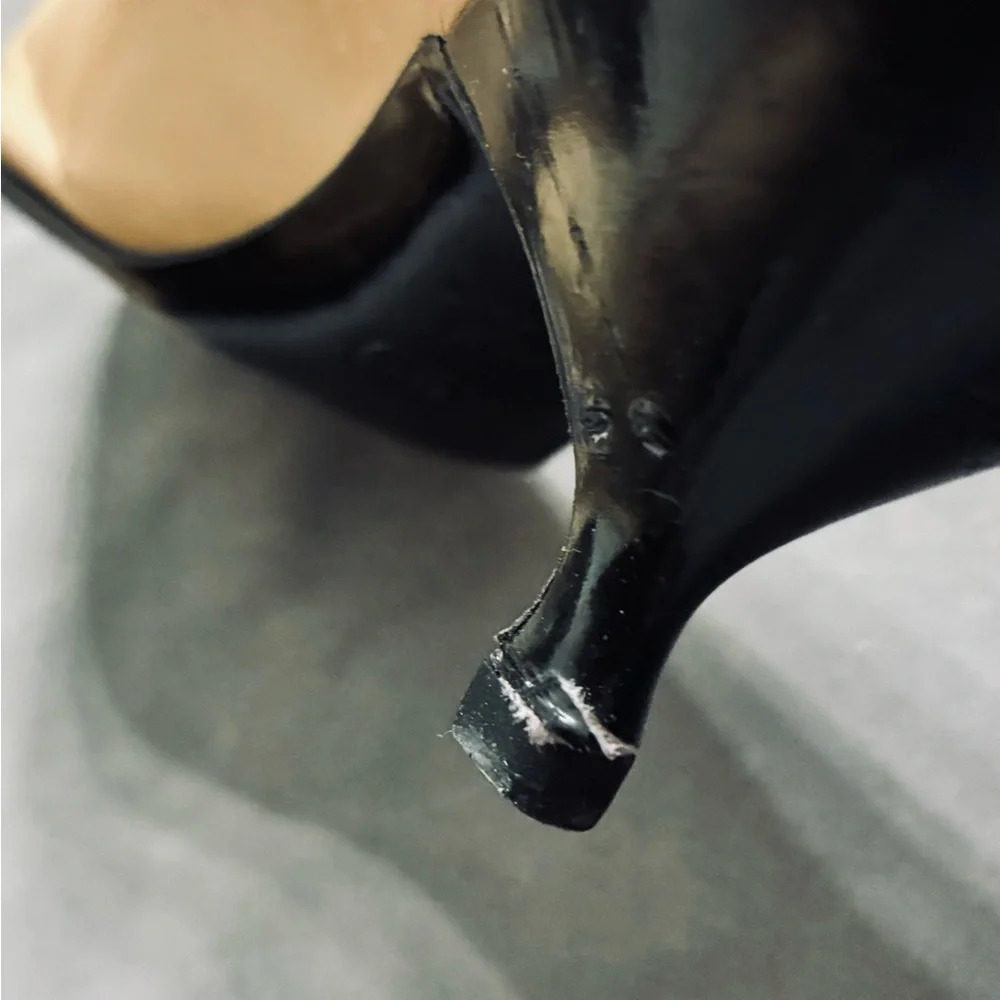 CHANEL Two-Tone Beige and Black heels - Picture 5 of 12